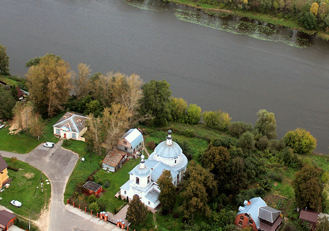 Полёт по историческому маршруту над Троицкой церковью в Константиново